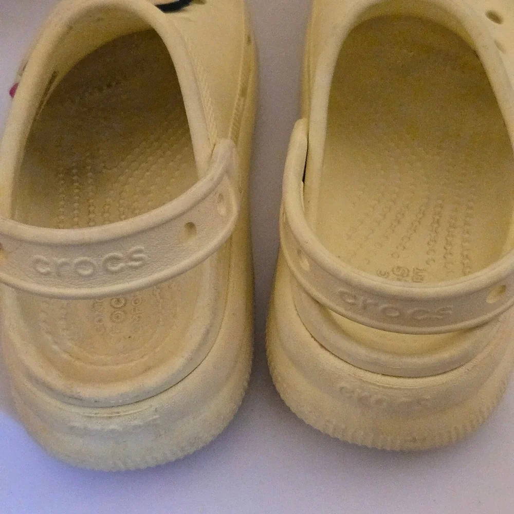 Crocs Classic Clog Kids Pale Yellow Pokemon Pikachu Eevee Charms Size C13